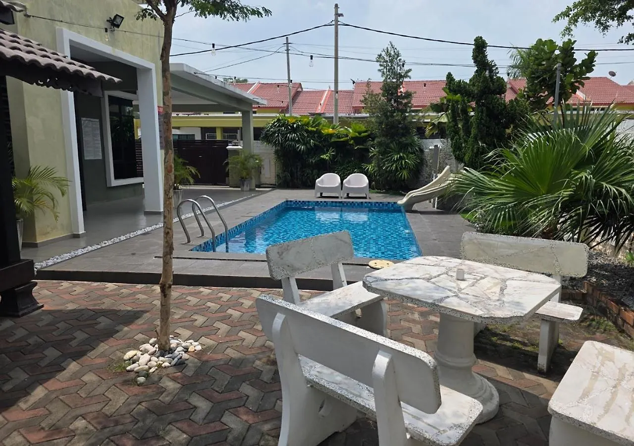 Holiday home Rooma With Private Pool In Kelebang Kelebang Besar