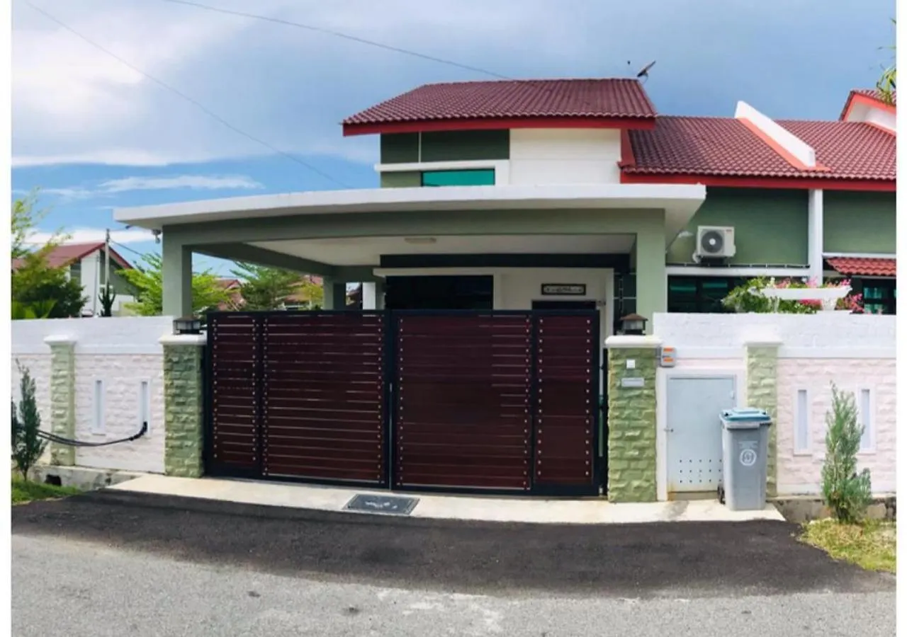 Holiday home Rooma With Private Pool In Kelebang Kelebang Besar